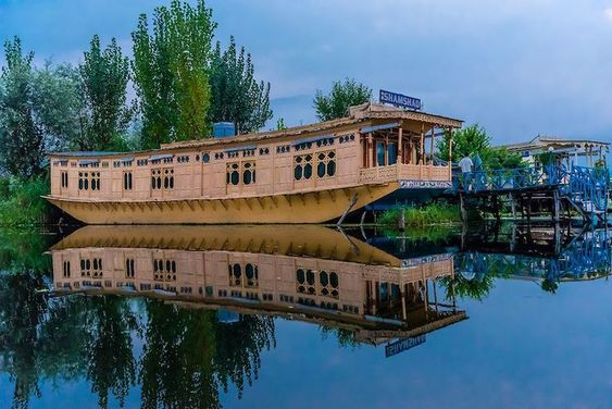 Discovering Kashmir tour packages for family | Kashmir Paradise on Land