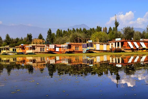 World Famous Houseboats in Dal Lake Srinagar Kashmir | Houseboats-Living with Experience